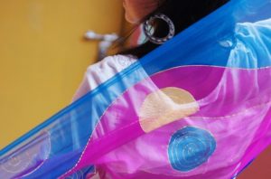Pañuelos de seda pintados a mano en la ONG Semilla para el Cambio