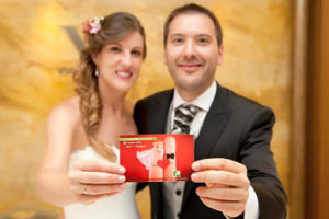 Novios solidarios con tarjetas detalle de la ONG Semilla para el Cambio para los invitados de su boda
