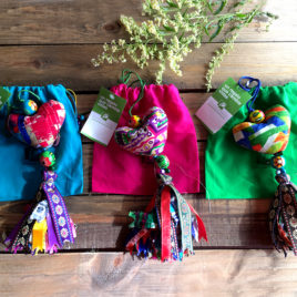 Colgante con forma de corazón de tela india artesanal y solidario