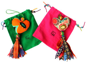 Colgante con forma de corazón de tela india artesanal y solidario