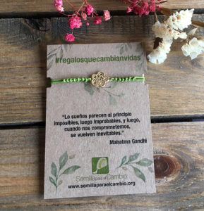 Pulsera macramé verde con detalle de flor, regalo solidario de la ONG Semilla para el Cambio